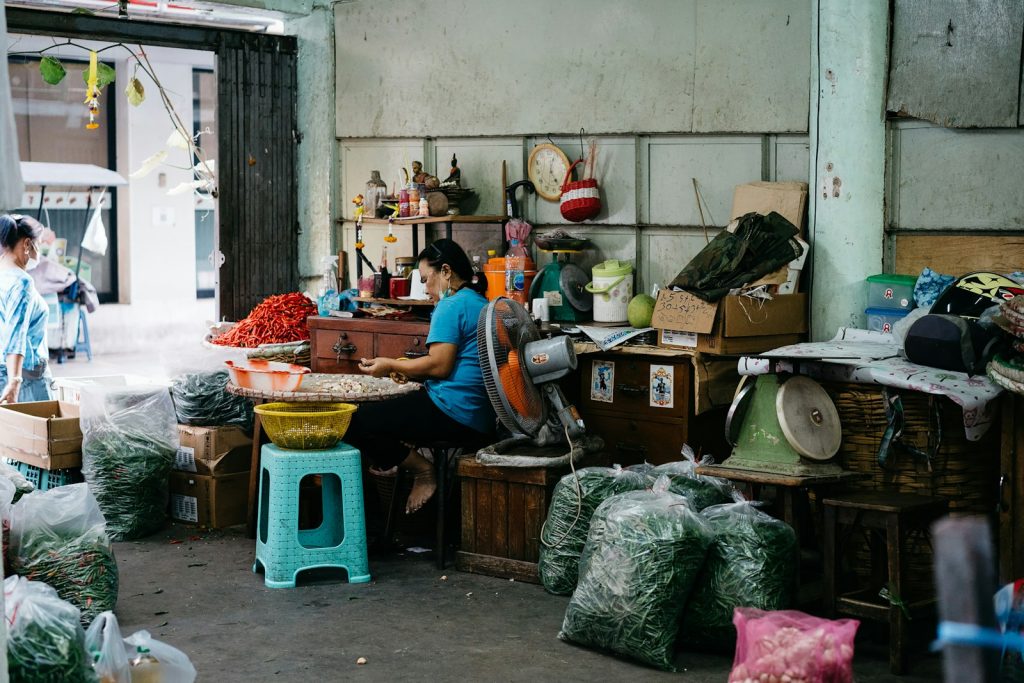 How Many Rattan Lamps Fit in a Container?