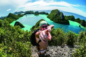 Liveaboard charter boat cruising in Raja Ampat